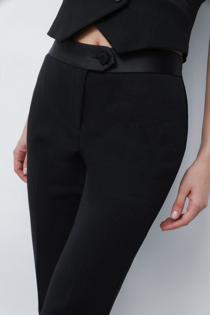 IMPERIAL•Pantalone nero aderente ed elasticizzato con inserti in raso