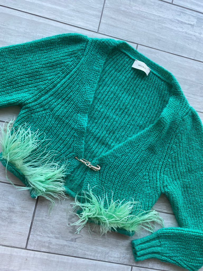 Vicolo-Cardigan verde crop con piume e spilla gioiello