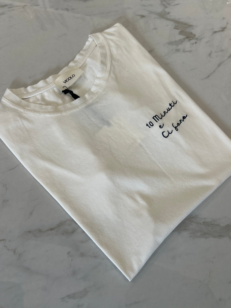 ViCOLO•T-shirt scritta ricamata 10 minuti e ci sono