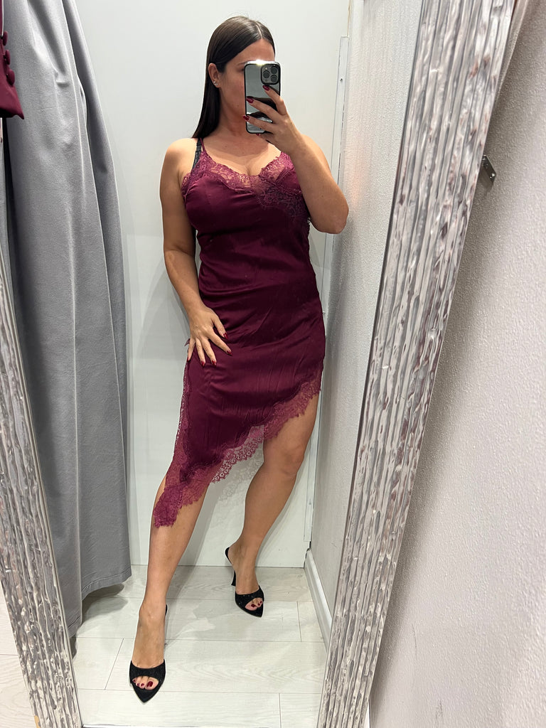LUMINA•Abitino asimmetrico in raso bordeaux con pizzo
