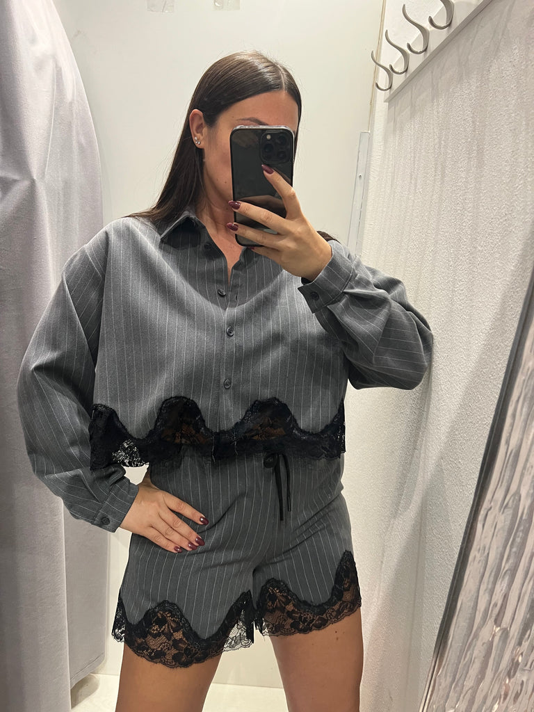 HaveOne•Shorts grigio gessato finale pizzo