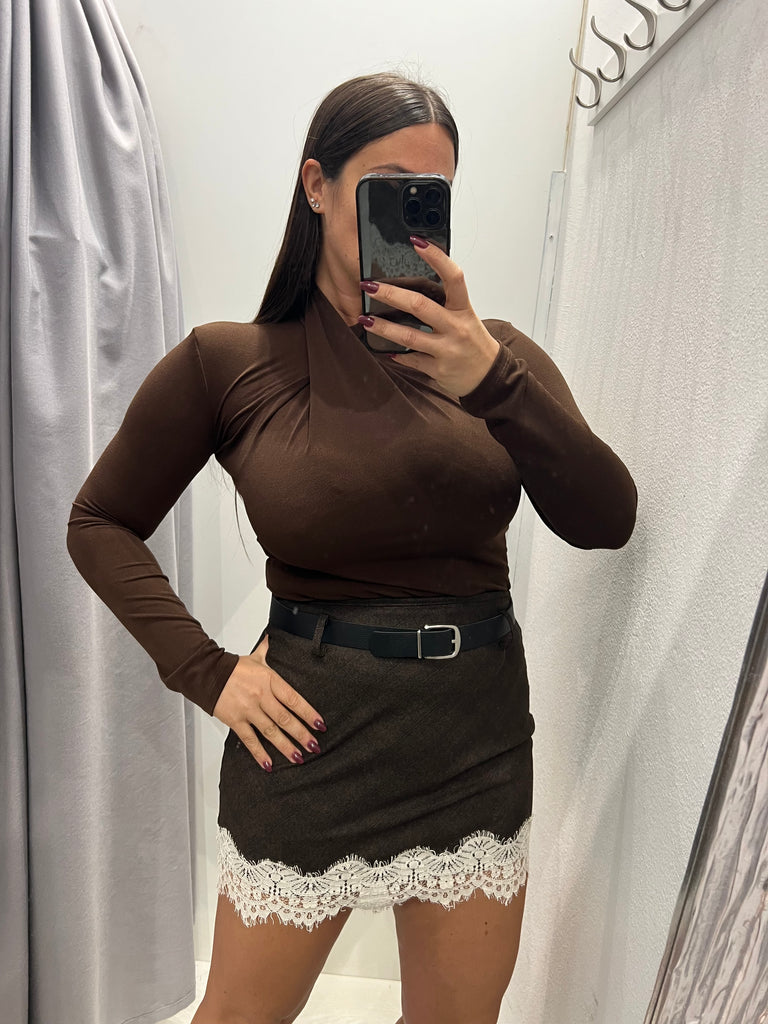 ViCOLO•Maglia elasticizzata cioccolato scollo particolare