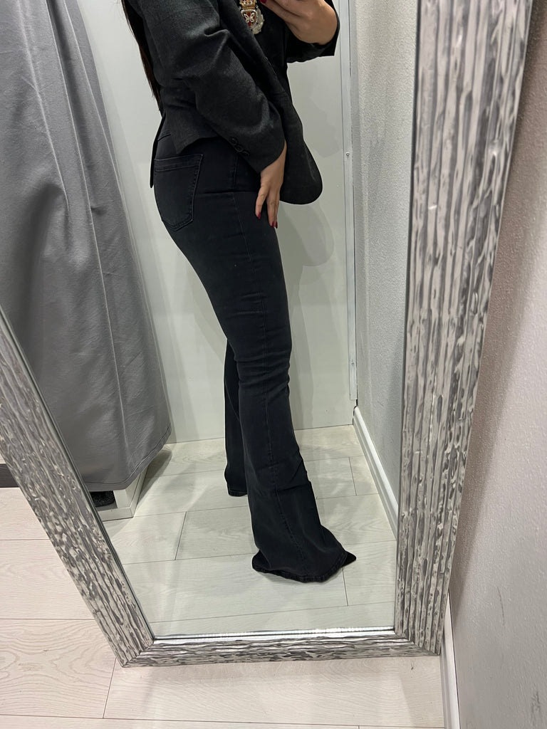 ViCOLO•Jeans zampa Gisele flare nero slavato