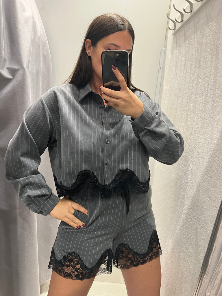 HaveOne•Shorts grigio gessato finale pizzo