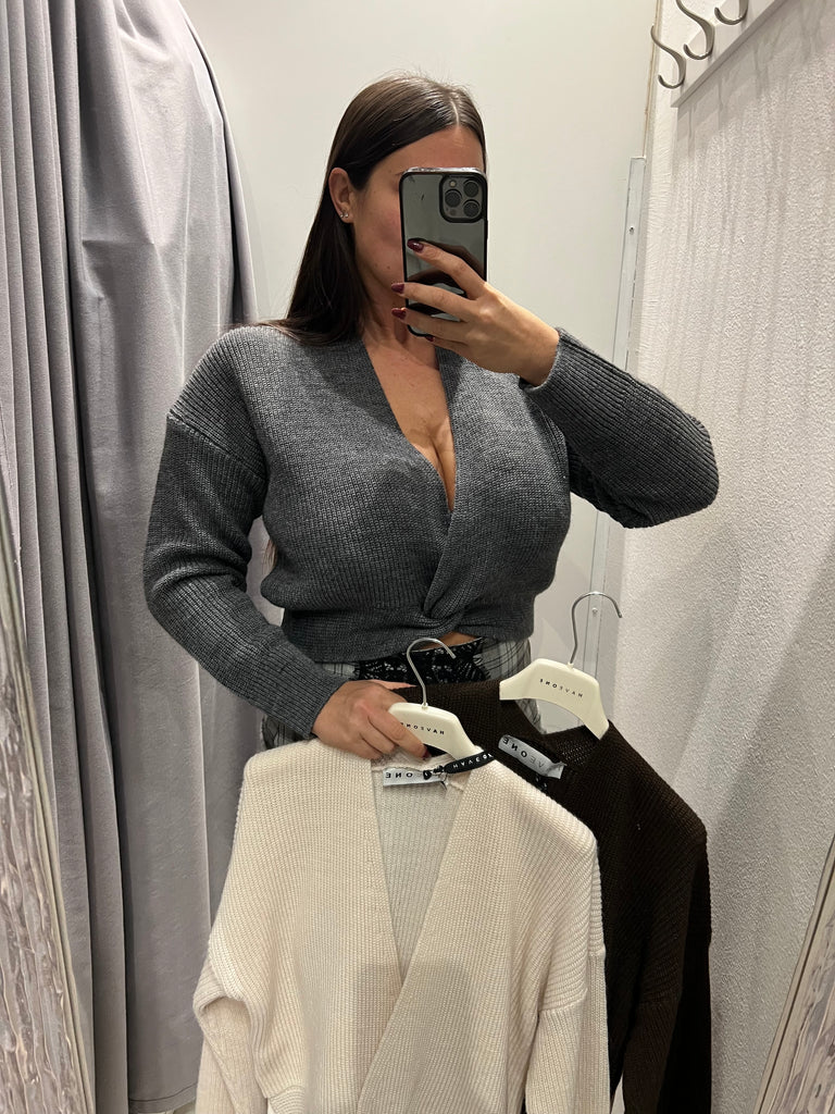 BLK30 HaveOne•Maglione scollo V con nodo•Più colori