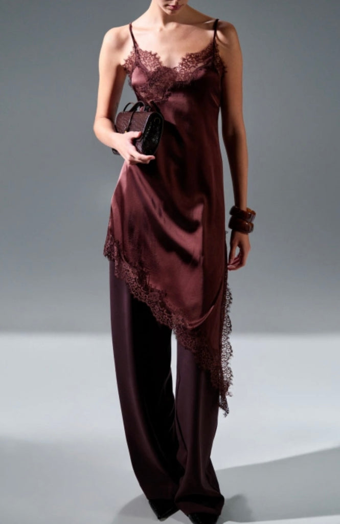 LUMINA•Abitino asimmetrico in raso bordeaux con pizzo