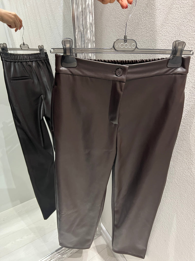 ViCOLO•Pantalone basic ecopelle moro con elastico e bottone