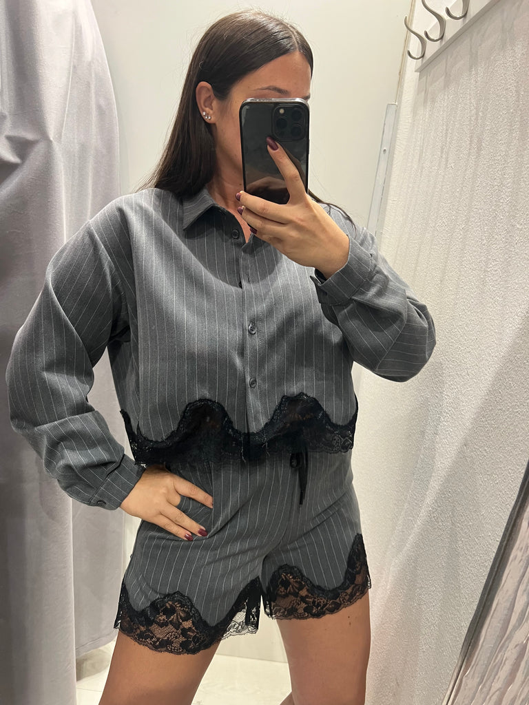 HaveOne•Shorts grigio gessato finale pizzo