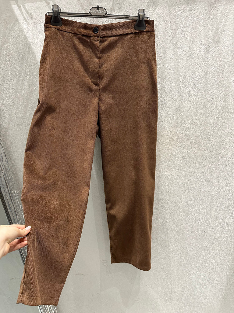 ViCOLO•Pantalone basic velluto tabacco con elastico e bottone