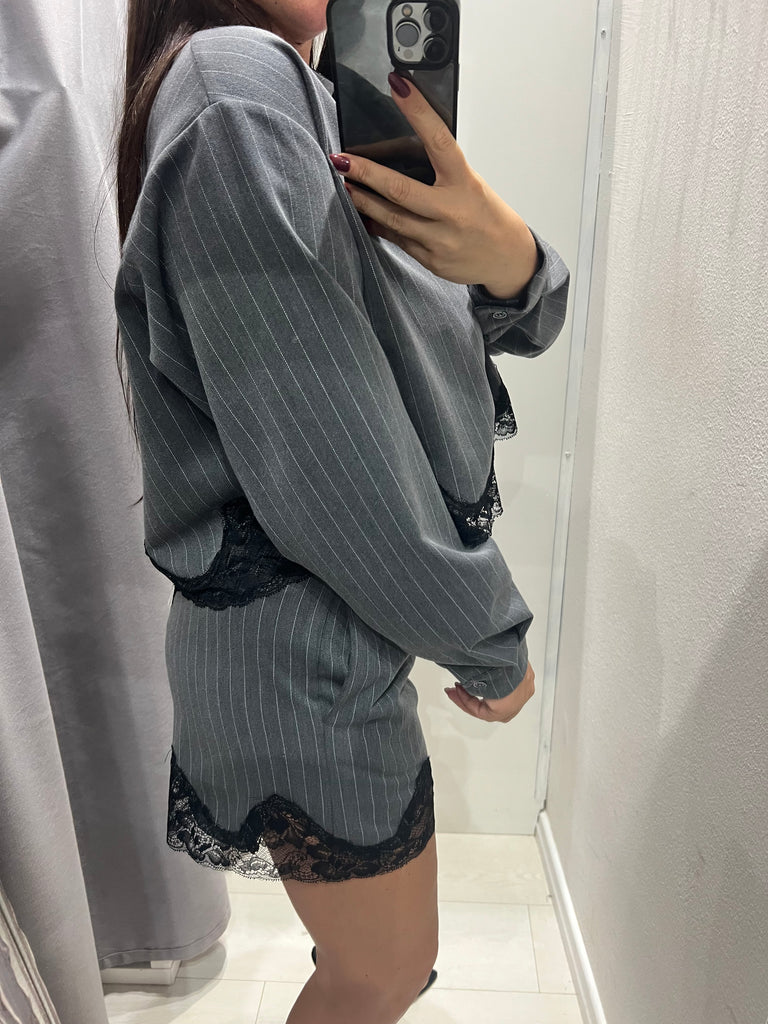 HaveOne•Shorts grigio gessato finale pizzo