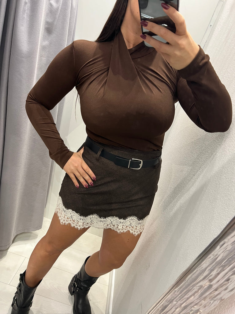ViCOLO•Maglia elasticizzata cioccolato scollo particolare