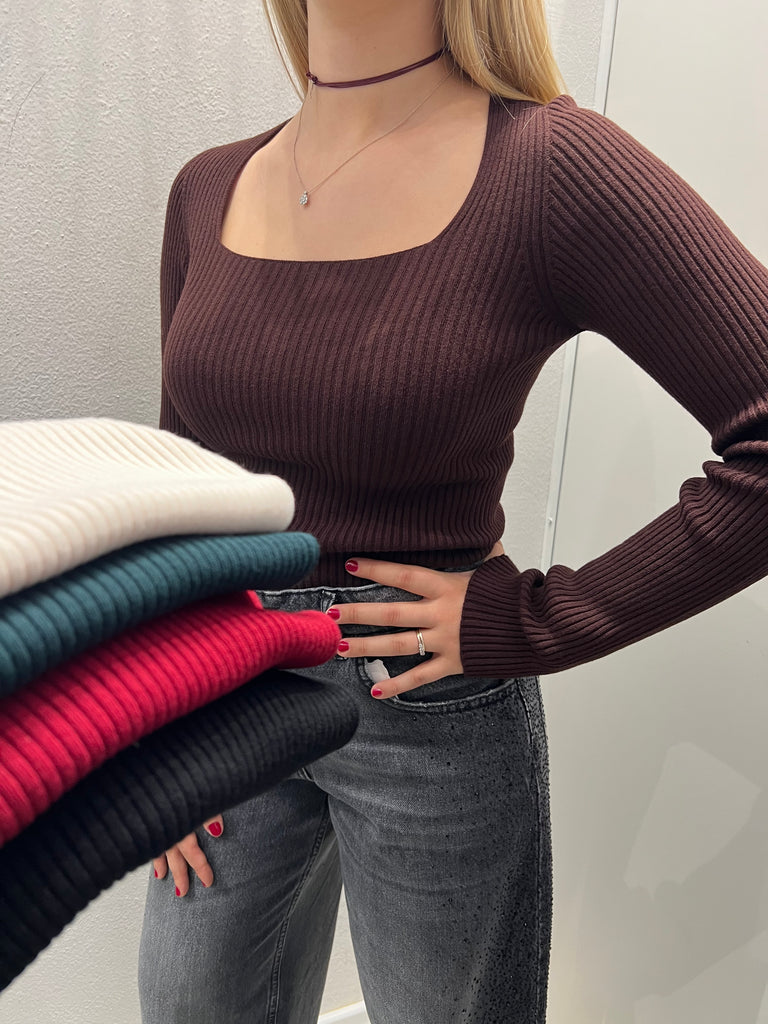 KONTATTO•Maglioncino costine scollo quadro•Più colori