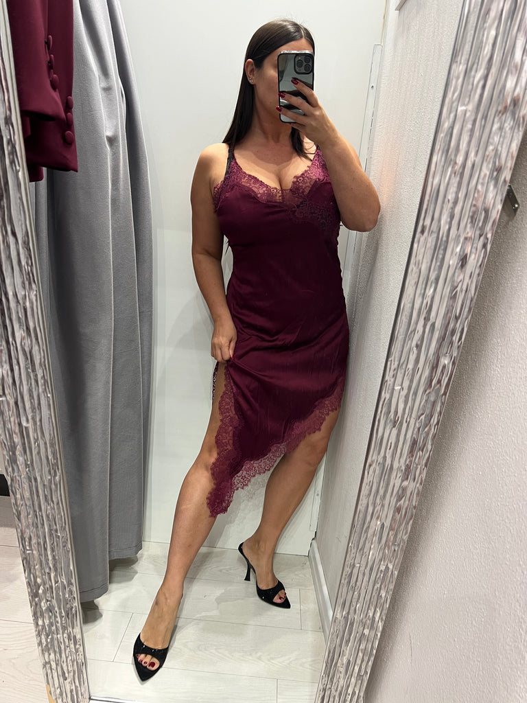 LUMINA•Abitino asimmetrico in raso bordeaux con pizzo