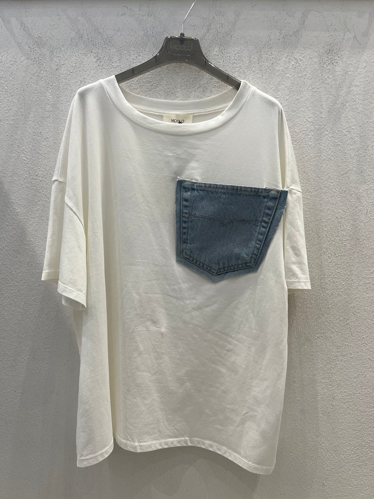 ViCOLO•T-shirt over tasca jeans