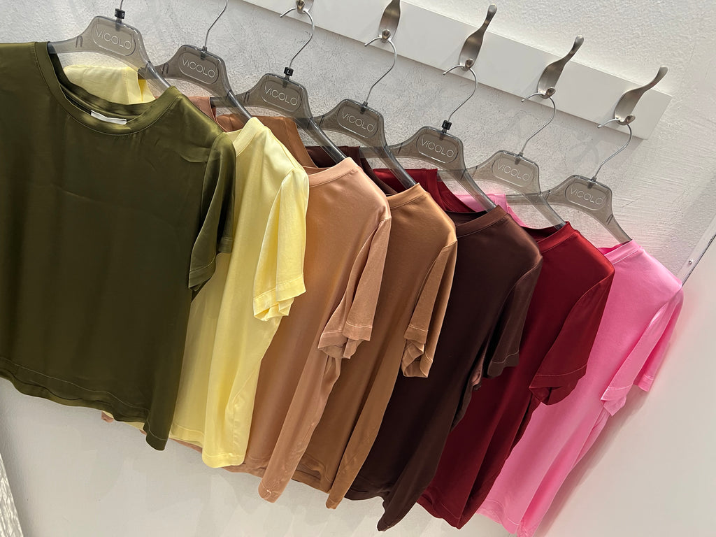 ViCOLO•T-shirt in raso di viscosa•Più colori