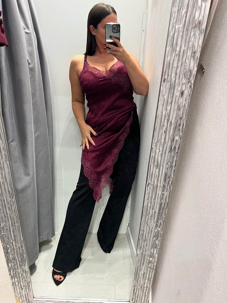 LUMINA•Abitino asimmetrico in raso bordeaux con pizzo
