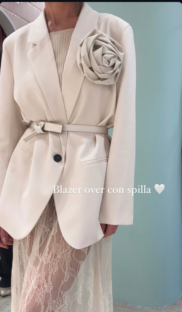 ViCOLO•Giacca over con spilla forma di rosa•Più colori