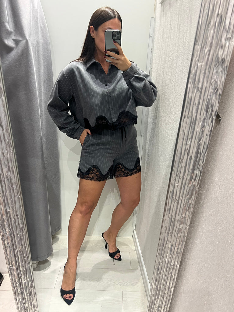 HaveOne•Shorts grigio gessato finale pizzo